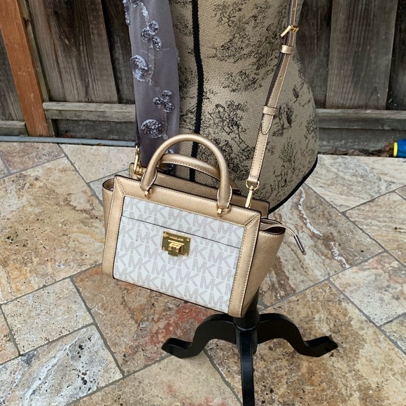 NWT Michael Kors Tina Small signature satchel - Picture 3 of 6